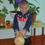 Шваюк Вячеслав ученик 1 класса номинация "Мой богатырь" (Вытянул Славка репку!!!)
